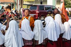 Sapa Warga di Tegal, Biksu Ucapkan Asalamualaikum