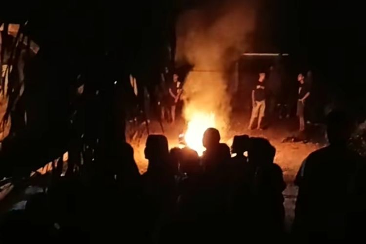 Warga Rokan Hulu Riau Geruduk Rumah Terduga Bandar Narkoba, Disiarkan 