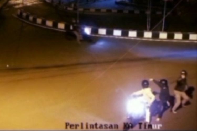 Potongan gambar dari video perkelahian ?pura-pura? yang terjadi pintu kereta api Wates, Kabupaten Kulon Progo, Daerah Istimewa Yogyakarta. Video rekayasa perkelahian ini awalnya hanya sebagai konten WA story, namun dinilai meresahkan warga.