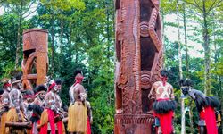 Sambut HUT Indonesia ke-78, Freeport Lakukan Pemugaran Patung Kamoro di Kuala Kencana