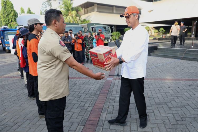 Gubernur Jawa Tengah Ganjar Pranowo melepas bantuan logisitik, hingga relawan untuk membantu penanganan korban pasca gempa dan tsunami di Sulteng, Sabtu (6/10/2018).?