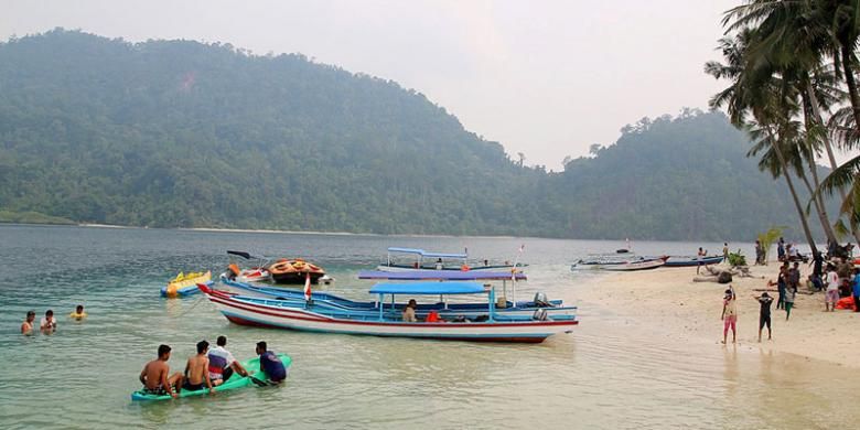 Wisatawan menikmati suasana Pulau Pasumpahan yang berada di Kelurahan Sungai Pisang, Kecamatan Bungus Teluk Kabung, Kota Padang, Sumatera Barat. Pulau Pasumpahan merupakan salah satu destinasi wisata yang makin diminati wisatawan baik yang berasal dari Sumatera Barat maupun di luar Sumatera Barat. Setiap bulan, wisatawan yang berkunjung kesana mencapai sekitar 2.000 orang.