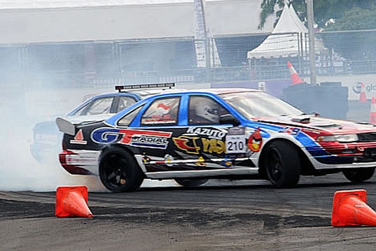 Mobil drift sedang beraksi