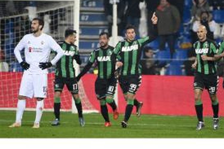 Penyerang Sassuolo asal Italia, Sergio Floccari (tengah), melakukan selebrasi setelah mencetak gol ke gawang Fiorentina pada laga Serie A di Mapei Stadium di Reggio Emilia, Senin (30/11/2015).