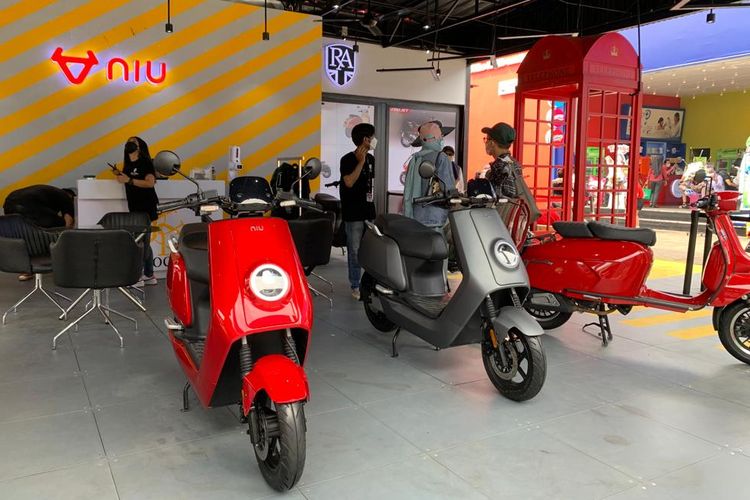 Booth merek motor listrik NIU di Jakarta Fair 2022