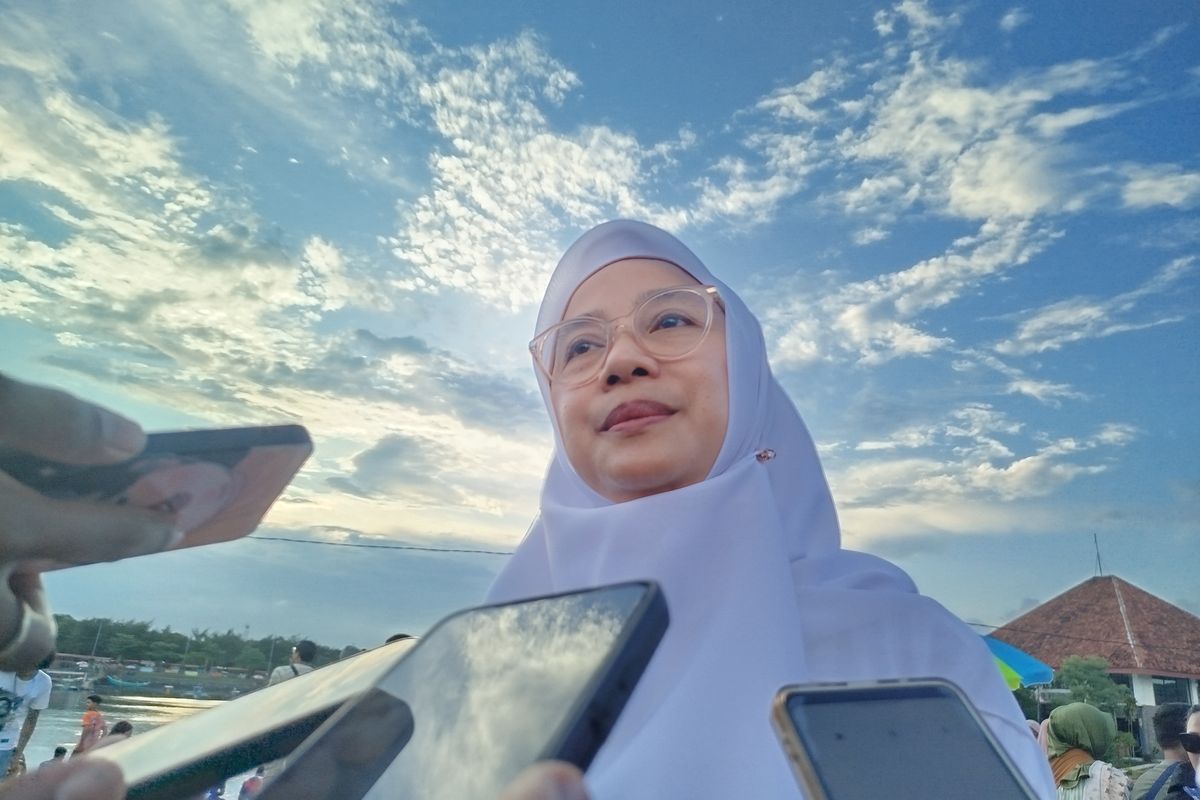 Bupati Banyuwangi Ipuk Fiestandani saat menjawab pertanyaan media, Sabtu (1/3/2025) 