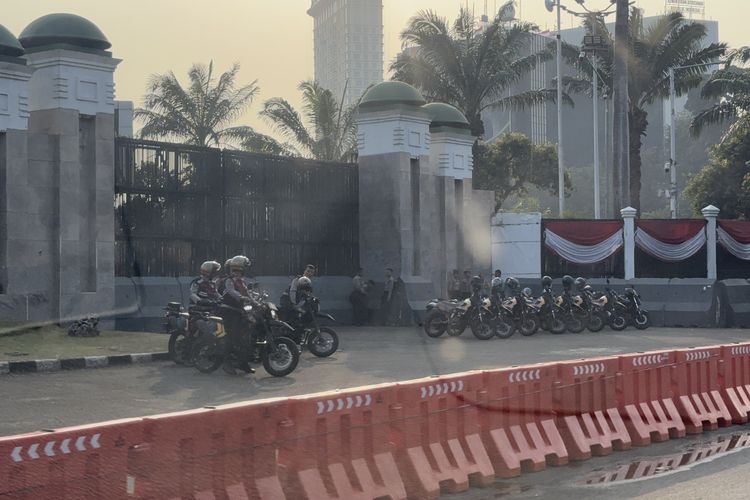 Jelang Demo Warga Pati, Polisi-Satpol PP Bersiaga dan Barier Dipasang di DPR