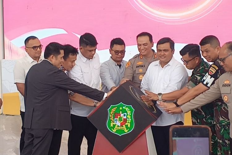 Walikota Medan, Bobby Nasution saat meresmikan revitalisasi Lapangan Merdeka Medan, Rabu (19/2/2025)