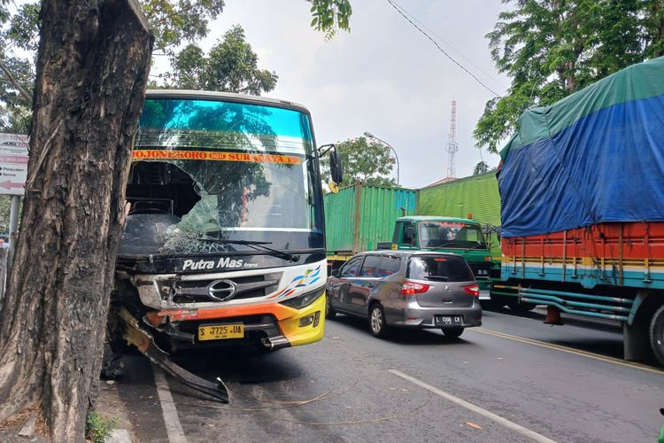 Kondisi bus Putra Mas setelah terlibat tabrakan dengan dua mobil pikap di Jalan Raya Jaksa Agung Suprapto, Kelurahan Tumenggungan, Kecamatan/Kabupaten Lamongan, Jawa Timur, Senin (23/9/2024).