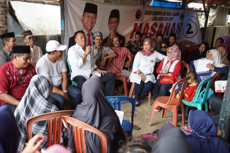 Calon gubernur Jawa Barat nomor urut 2 Tubagus Hasanuddin bersilaturahmi dengan warga Kampung Kadumungkus, Desa Cintawargi, Kecamatan Tegalwaru, Kabupaten Karawang, Rabu (23/5/2018).