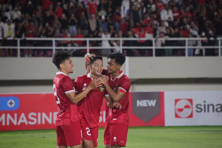 Bek Timnas U23 Indonesia, Ilham Rio, merayakan gol ke gawang Taiwan. Timnas U23 Indonesia menang 9-0 atas Taiwan pada laga Kualifikasi Piala Asia U23 2024 kontra Taiwan di Stadion Manahan, Solo, pada Sabtu (9/9/2023) malam WIB.