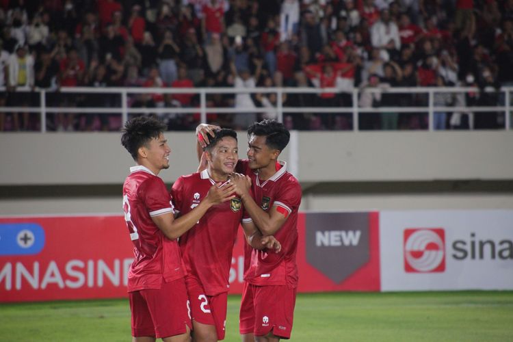 Bek Timnas U23 Indonesia, Ilham Rio, merayakan gol ke gawang Taiwan. Timnas U23 Indonesia menang 9-0 atas Taiwan pada laga Kualifikasi Piala Asia U23 2024 kontra Taiwan di Stadion Manahan, Solo, pada Sabtu (9/9/2023) malam WIB. Hasil ini membawa Indonesia memimpin klasemen Kualifikasi Piala Asia U23 2024 Grup K. 