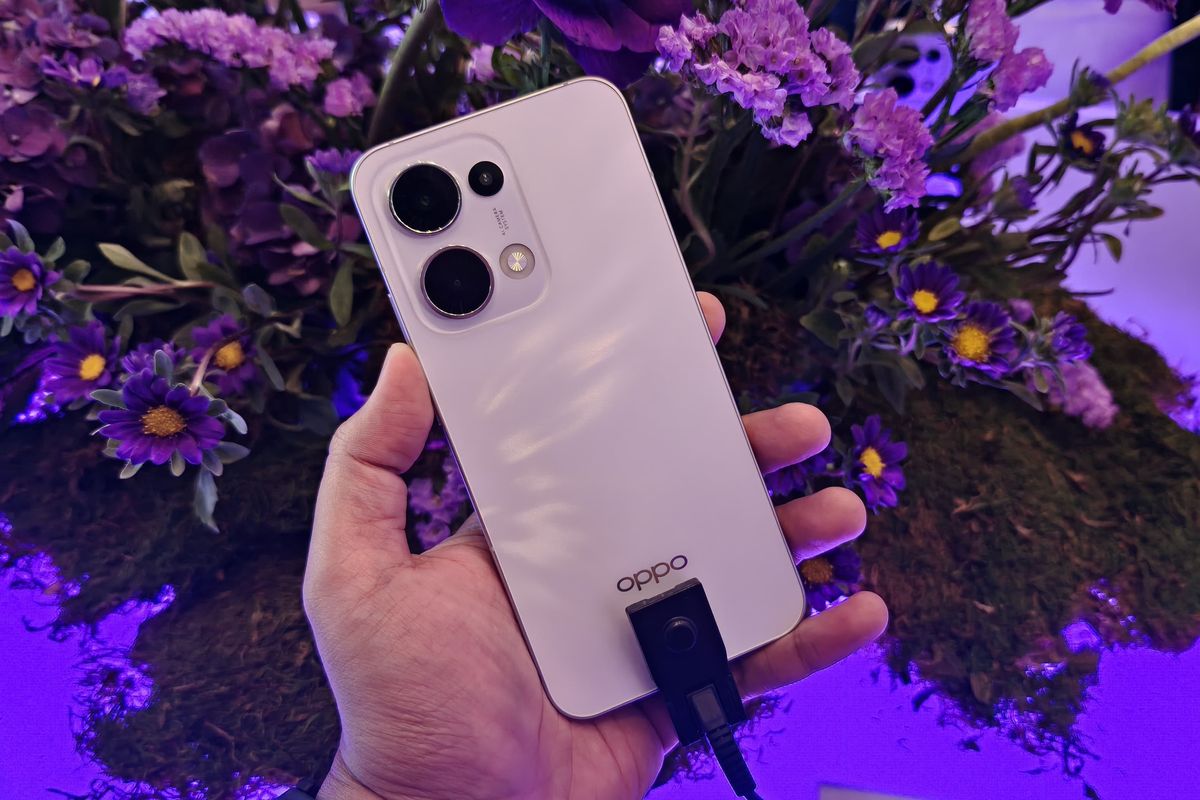 Bagian punggung Oppo Reno 13 5G. Di sudut kiri atas terdapat modul kamera yang menampung tiga sensor dan sebuah LED Flash.