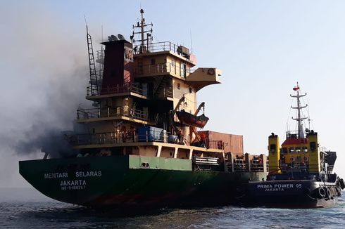 Kapal Kargo Terbakar di Perairan Sumba Timur, NTT