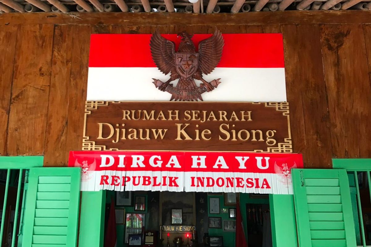 Pintu depan rumah milik Djiauw Kie Siong, yang terletak di Rengasdengklok, Kabupaten Karawang. Rumah tersebut merupakan tempat bersejarah saat Soekarno-Hatta diculik untuk mendesak kemerdekaan Indonesia.