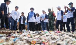 Bersih-bersih di Pantai Teluk Labuan, PGN Dukung Pantai Makin Bersih dan Lestari
