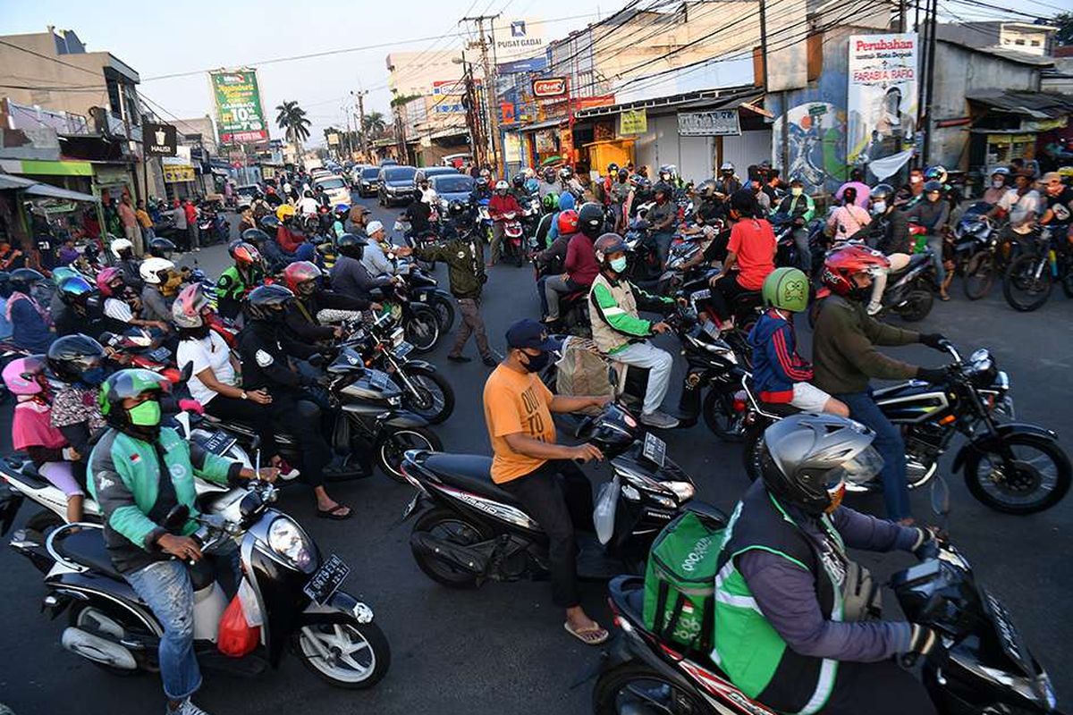Puluhan pengendara sepeda motor melintas di Jalan Raya Sawangan, Depok, Jawa Barat, Sabtu (16/5/2020). Meski penerapan Pembatasan Sosial Berskala Besar (PSBB) Kota Depok masih diperpanjang hingga 26 Mei 2020, namun sejumlah ruas jalan mulai ramai dipadati kendaraan hingga menyebabkan kemacetan.