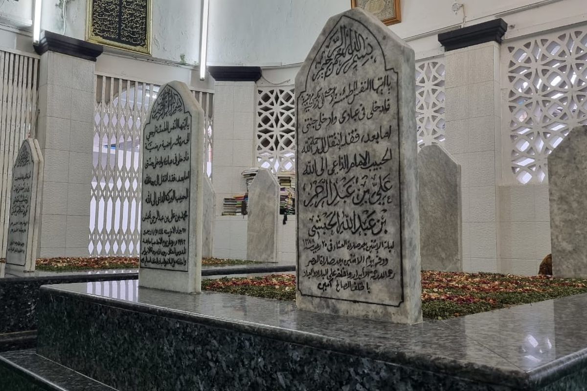 Makam Habib Ali Kwitang beserta anak dan cucunya, di Masjid Al-Riyadh Kwitang, Jakarta Pusat 