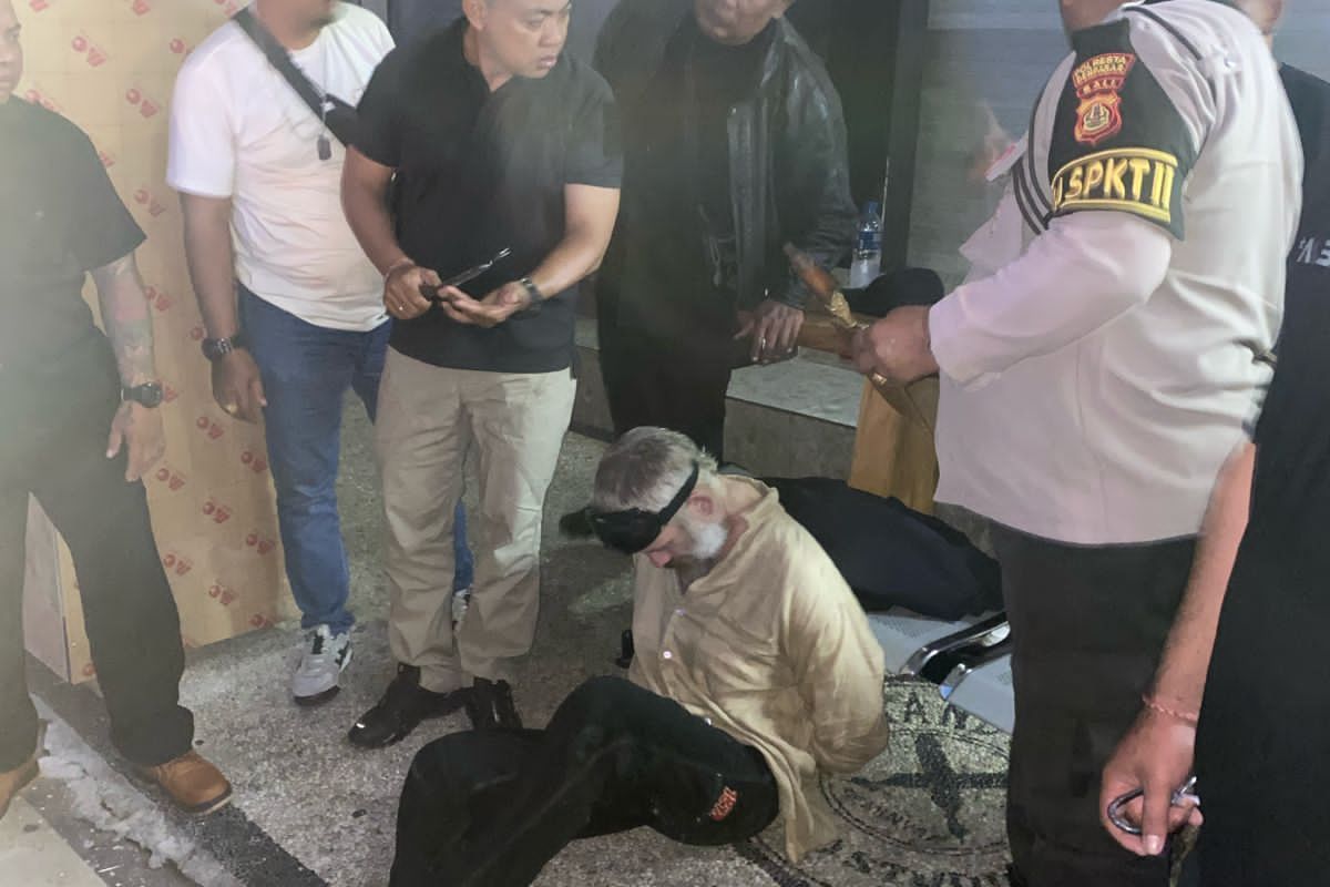 Seorang warga negara asing (WNA) asal Rusia, berinisial VK (40), ditangkap polisi usai mengamuk dan merusak barang-barang di sebuah restoran Jalan, Camplung Tanduk, Kelurahan Seminyak, Kecamatan Kuta, Kabupaten Badung, Bali, pada Jumat (1/3/2024). /Dok. Humas Polresta Denpasar 