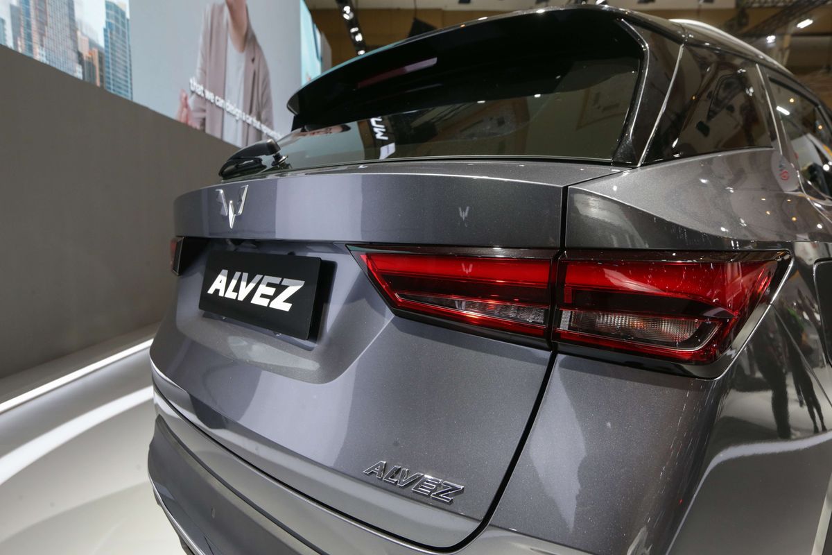 Wuling Alvez dipamerkan di ajang Indonesia International Motor Show (IIMS) 2023 di JIExpo, Kemayoran, Jakarta Pusat, Kamis (16/2/2023). Alvez punya tiga tipe, yaitu SE seharga Rp 209 juta, tipe CE seharga Rp 255 juta, dan tipe EX seharga Rp 295 juta.