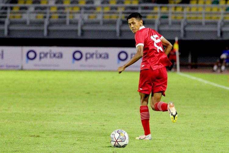 Pemain Timnas Indonesia Dony Tri Pamungkas dijaga ketat pemain Timor Leste saat pertandingan Kualifikasi Piala Asia U20 2023 yang berakhir dengan skor 4-0 di Stadion Gelora Bung Tomo, Surabaya, Rabu (14/9/2022) malam.