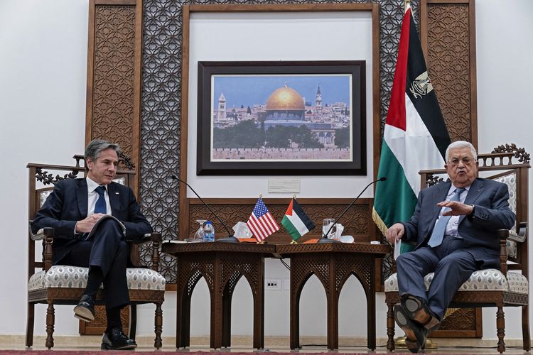 Menteri Luar Negeri Amerika Serikat (AS) Antony Blinken berdialog bersama Presiden Palestina Mahmoud Abbas pada 25 Mei 2021 di ibu kota Otoritas Palestina Ramallah, Tepi Barat.