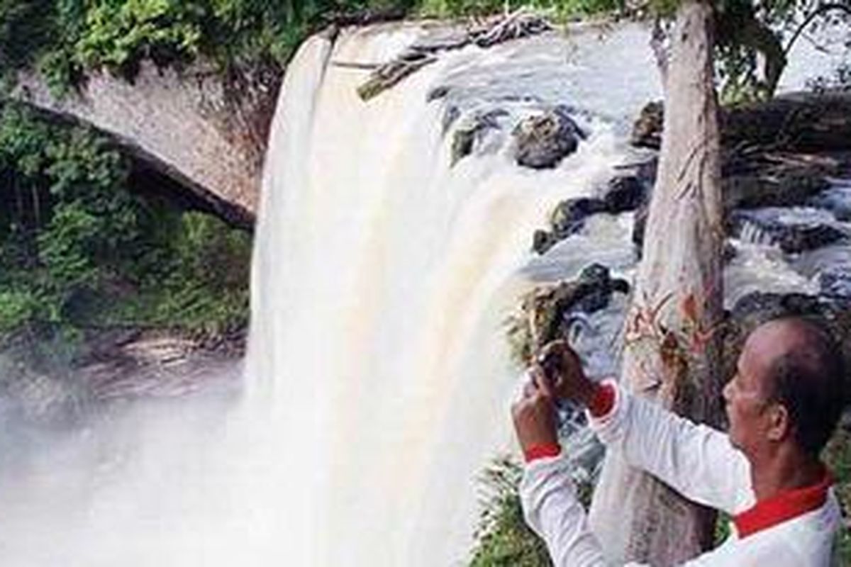 Pengunjung mengabadikan pemandangan di sekitar air terjun Banangar, Kecamatan Air Besar, Kabupaten Landak, Kalimantan Barat, April lalu. Air terjun Banangar dan kawasan hulu Sungai Landak menawarkan kesejukan.