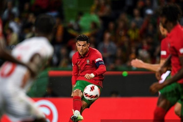 Cristiano Ronaldo mengambil tendangan bebas saat Portugal melawan Swiss pada fase grup UEFA Nations League 2022-2023, Senin (6/6/2022).