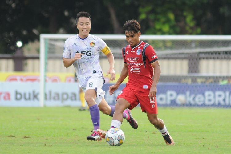 Pemain Arema FC Tito Hamzah dijaga ketat pemain Persik Kediri Arthur Irawan saat pertandingan pekan ke-27 Liga 1 2022-2023 yang berakhir dengan skor 2-3 di Stadion PTIK Jakarta, Selasa (28/2/2023) sore.