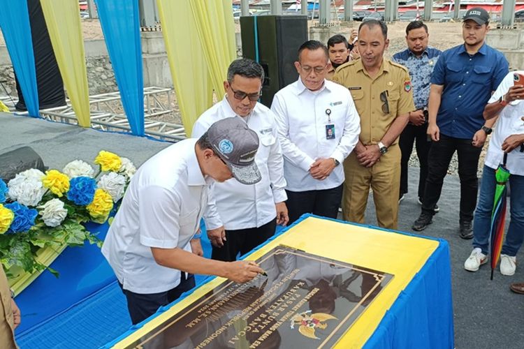Menteri Perdagangan Zulkifli Hasan menandatangani peresmian Pasar Bunta, Kecamatan Luwuk, Kabupaten Banggai, Sulawesi Tengah, Selasa (13/2/2024).
