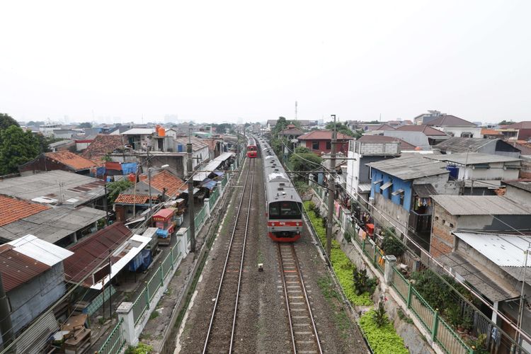 Kereta Rel Listrik melintas di kawasan Tebet, Jakarta Selatan, Kamis (14/10/2021).