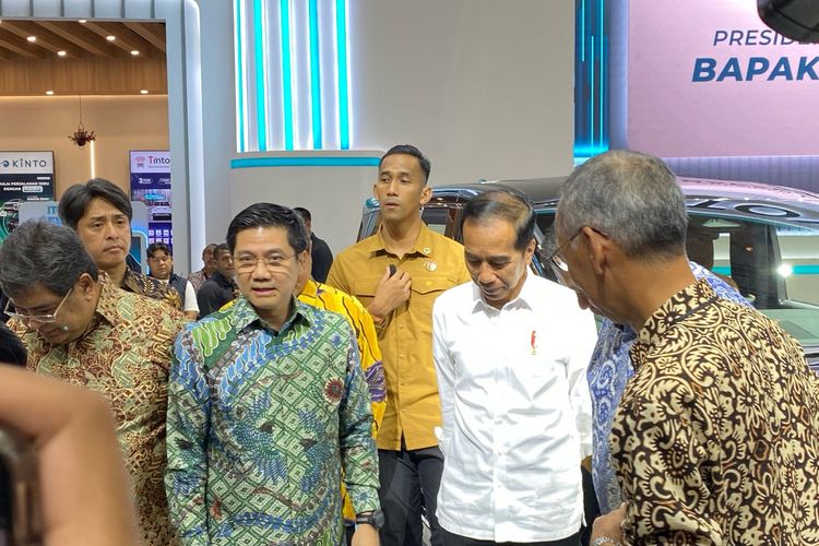 Presiden Joko Widodo (Jokowi) berkujung ke booth Toyota di IIMS 2024