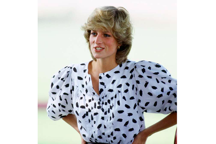 Putri Diana saat mengenakan atasan dengan model lengan kembung atau lengan puff.