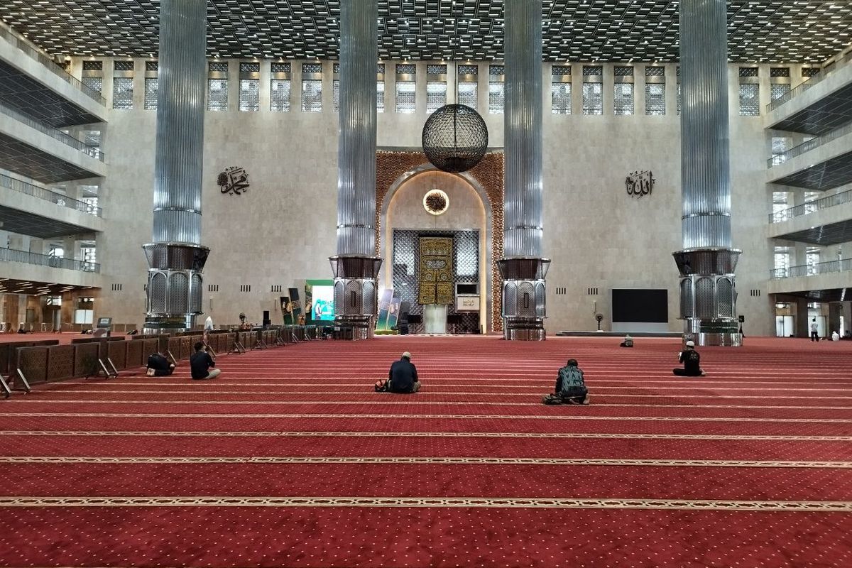 Sejumlah jamaah terlihat beribadah di Masjid Istiqlal, Jakarta Pusat, Selasa (11/4/2023) pagi. (KOMPAS.com/XENA OLIVIA)