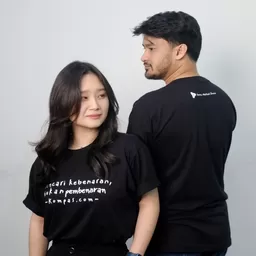 Kaos Hitam Ekslusif Kompas.com “Mencari Kebenaran, Bukan Pembenaran”