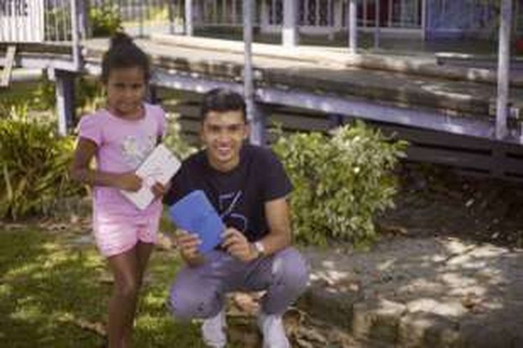 Taj Pabari di ujung utara Queensland mengajarkan anak-anak bagaimana menyusun tablet komputer mereka sendiri.