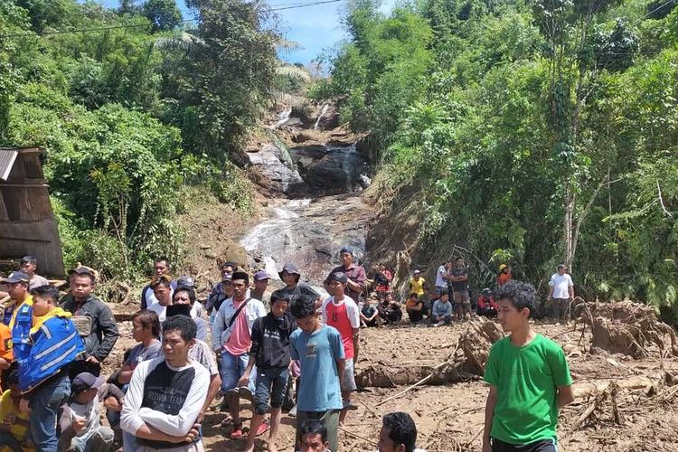 Tanah longsor dan luapan air sungai mengakibatkan jalan Poros Malino atau perbatasan Parangloe dan Kecamatan Tinggimoncong, Kabupaten Gowa yang menghubungkan Kabupaten Sinjai  tertutup total.