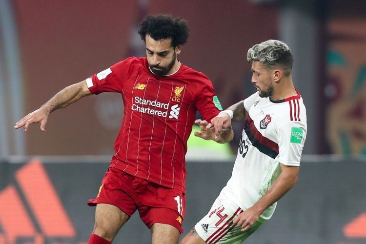 Mohamed Salah (kiri) saat berduel dengan Giorgian de Arrascaeta saat pertandingan Liverpool vs Flamengo pada laga final Piala Dunia Antarklub 2019, di Doha, Qatar, Sabtu (21/12/2019) atau Minggu dini hari WIB.