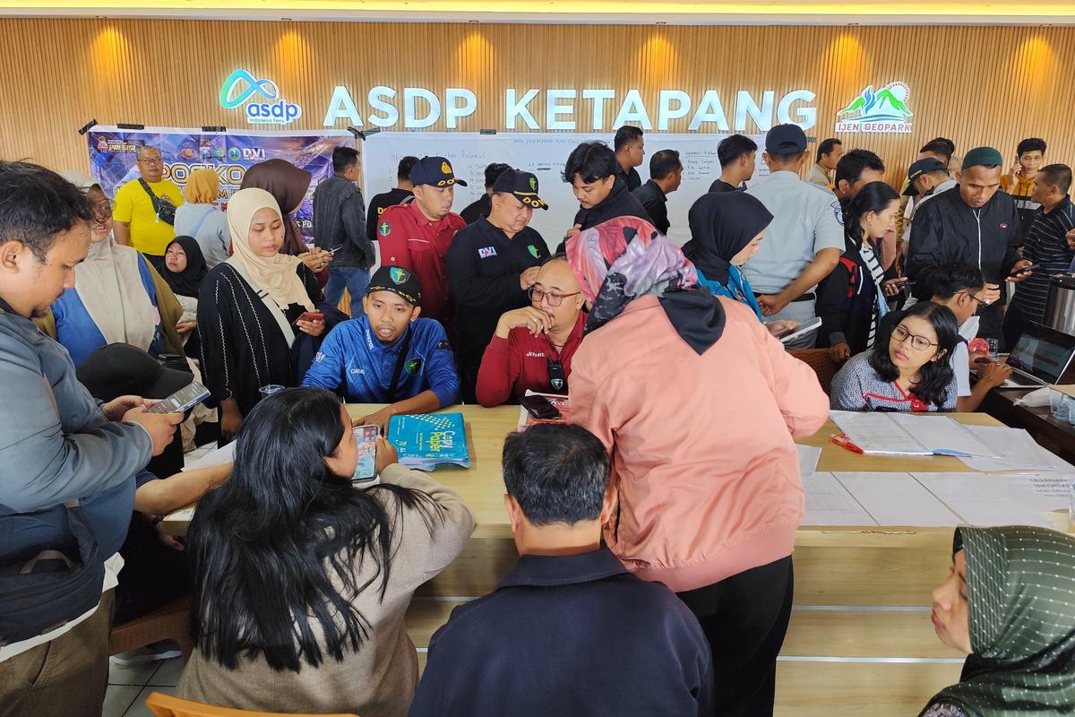 KAPAL TENGGELAM: Sejumlah keluarga korban KMP Tunu Pratama Jaya tengah menantikan kejelasan terkait tenggelamnya KPM Tunu Pratama Jaya di Selat Bali, Rabu (2/7/2025) malam.