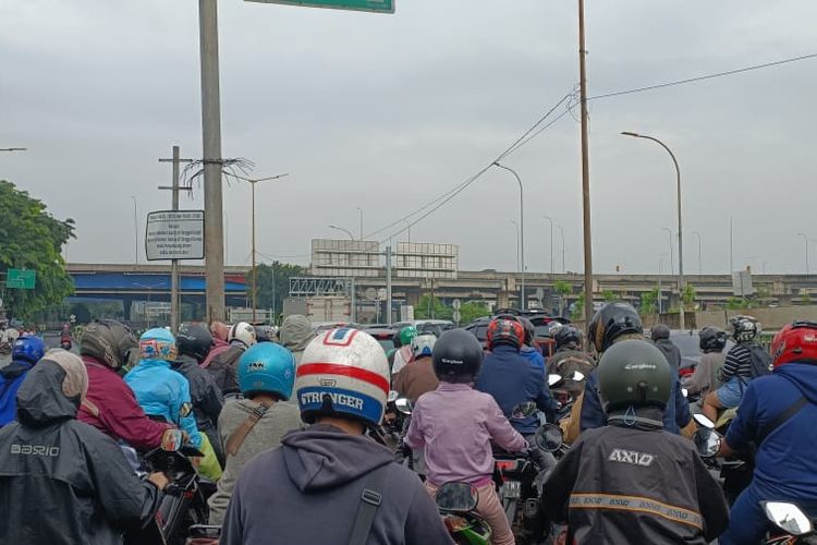 Kondisi Jalan Jenderal Basuki Rachmat yang macet pada Rabu (15/3/2023). Kendaraan itu diperkirakan mengular hingga sejauh 4 kilometer atau tepatnya hingga Jalan Kasablanka Raya, Menteng Dalam, Tebet. 