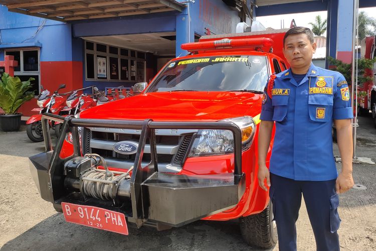 Nur Awani, Salah satu petugas Dinas Pemadam Kebakaran Kecamatan Pasar Minggu di depan mobil light rescue dengan unit Ford Ranger