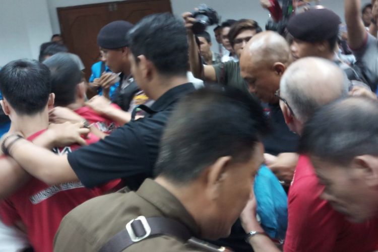 Empat warga China Daratan yang menyelundupkan 1,6 ton sabu ke Indonesia divonis hukuman mati oleh jaksa penuntut umum (JPU) dalam sidang yang digelar di ruang Kusumah Atmadja Pengadilan Negeri (PN) Batam, Kamis (29/11/2018) malam.