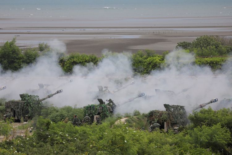 Prajurit militer Taiwan menembakkan howitzer M109A2 155mm dalam latihan militer Han Kuang, untuk mengantisipasi invasi musuh. Latihan diadakan di Taichung, Taiwan, pada Kamis (16/7/2020).
