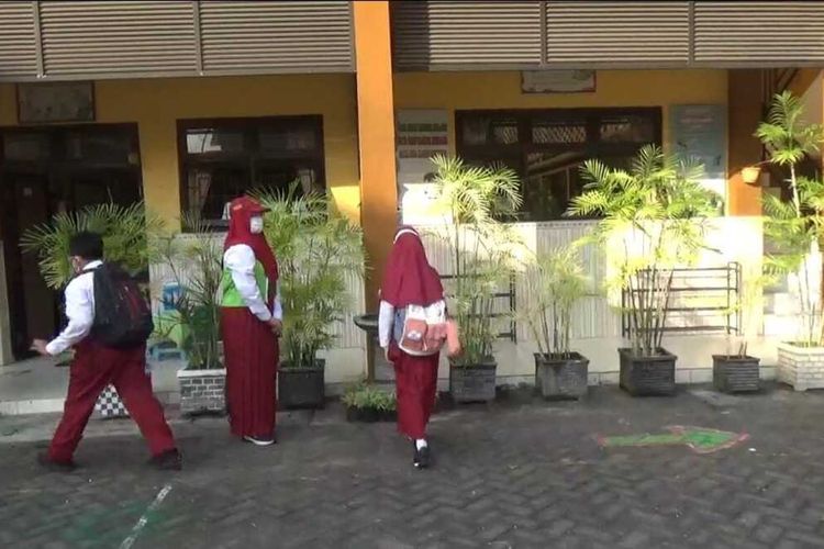 Salah satu Dokter Cilik SDN Kemayoran 1 Bangkalan Madura, Saat mengarahkan siswa Lainnya agar menerapkan protokol kesehatan dengan Baik, Senin (6/9/2021).