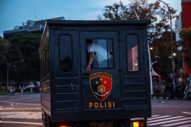 Polisi menangkap para demonstran saat ricuh demo di Jakarta, Selasa (12/10/2020)