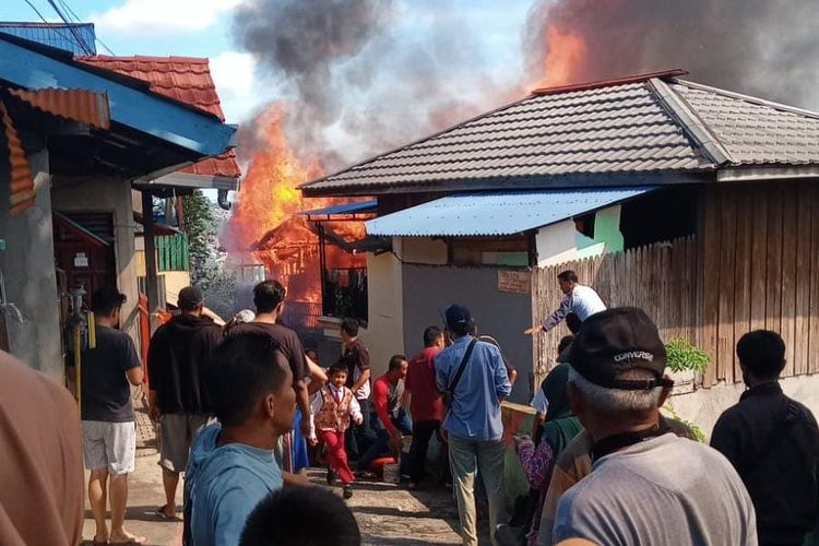 Dua rumah di Karang Jati, Balikpapan Tengah Hangus terbakar dilalap si jago merah.