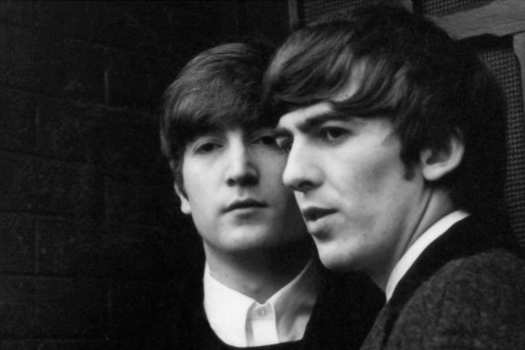 Koleksi ini mencakup beberapa foto rekan satu band Sir Paul John Lennon dan George Harrison.