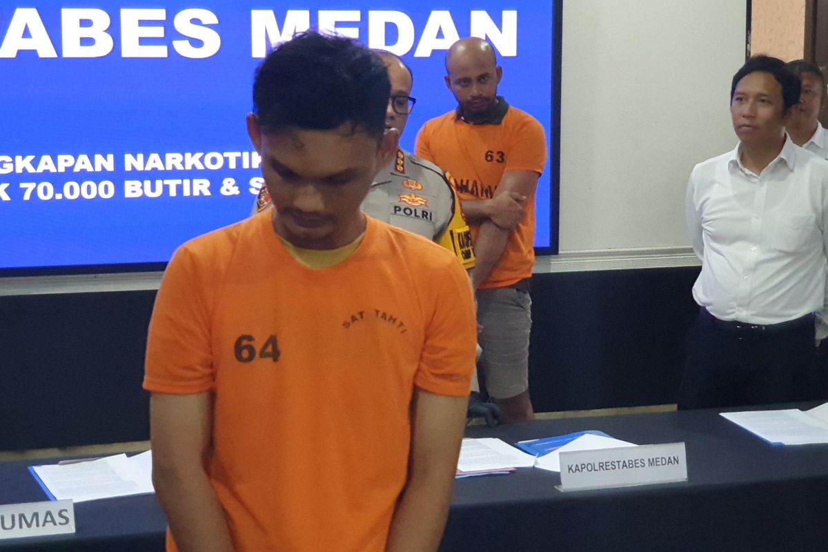 Seorang selebgram asal Kota Medan, Muhammad Yogik (29), saat dihadirkan di Polrestabes Medan pada Selasa (5/11/2024). 