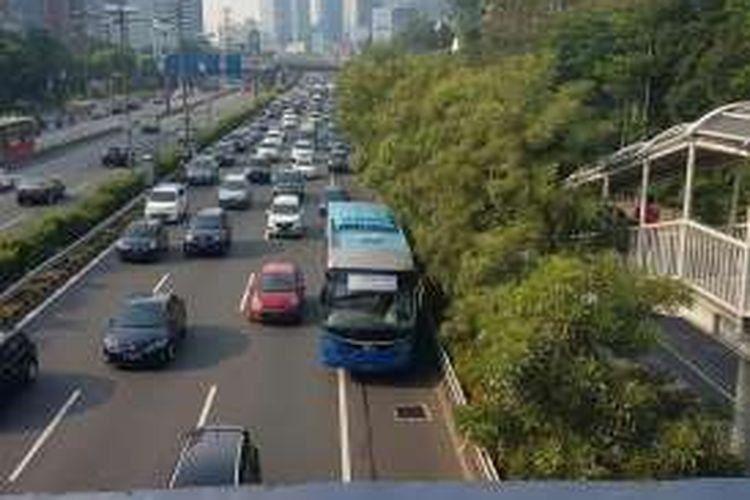 Bus APTB melintas di Tol Dalam Kota, Jakarta, Rabu (1/6/2016). Bus-bus tersebut dilarang melintas di Jalur Transjakarta mulai hari ini. Bus berwarna biru itu juga tak lagi memakai nama APTB.