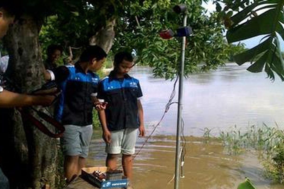 Siswa SMK Muhammdiyah 1 Gresik Jawa Timur mencoba alat deteksi banjir berbasis pesan singkat (SMS), Kamis (19/1/2012).